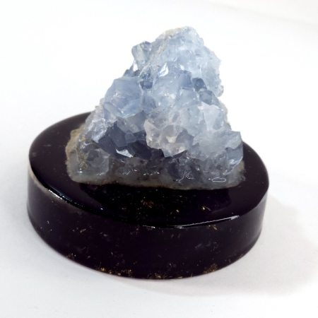 Minerale pe suport orgonic - Celestina cluster pe disc orgonic cu turmalina
