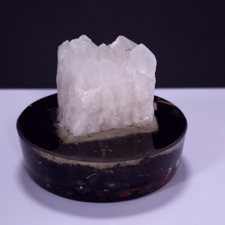 Minerale pe suport orgonic - Esantion cristale cuart pe suport orgonic din turmalina neagra