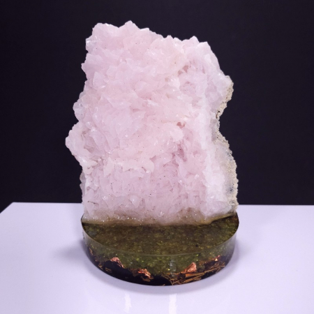 Minerale pe suport orgonic - Esantion unicat de mangano-calcit pe suport orgonic de peridot