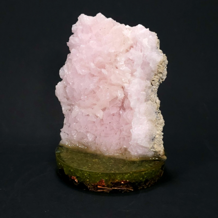 Esantion unicat de mangano-calcit pe suport orgonic de peridot [1]