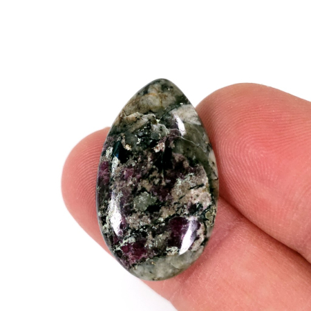 Eudialit cabochon picatura [1]