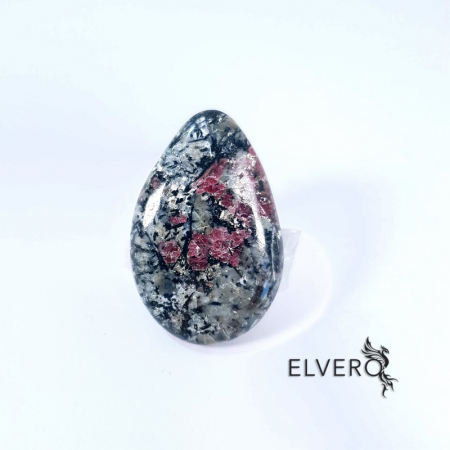 Cabochoane pietre naturale - eudialit cabochon picatura