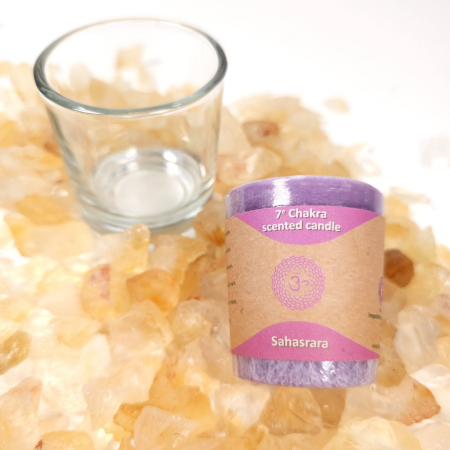 Lumanare mov parfumata cu uleiuri esentiale paciuli si tamaie [4]