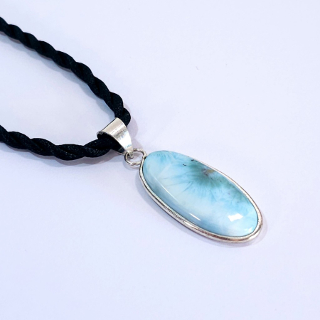 Pandantive din Pietre Semiprețioase și Cristale Naturale - Medalion unicat din larimar natural cu montură placată cu argint – design elegant și discret