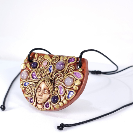 Pandantiv artistic cu față de femeie – Cuarț roz, ametist și agat, design handmade unicat [5]