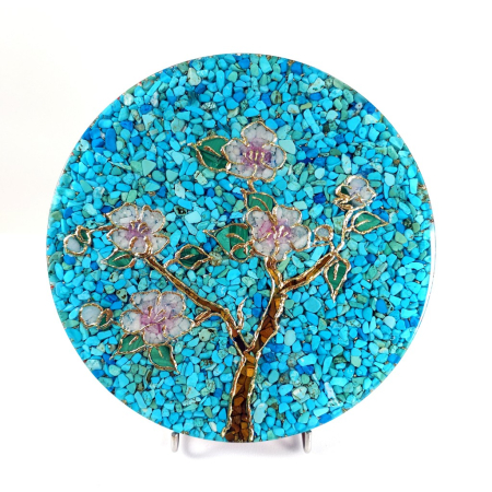 Decorațiuni orgon din pietre naturale - Decorațiune orgon handmade cu crenguță înflorită de măr din pietre naturale colorate în disc de rășină epoxidică cu cupru și alamă, 17 cm