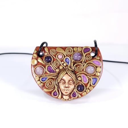Pandantiv artistic cu față de femeie – Cuarț roz, ametist și agat, design handmade unicat