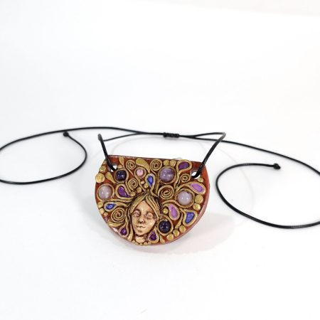 Pandantiv artistic cu față de femeie – Cuarț roz, ametist și agat, design handmade unicat [8]