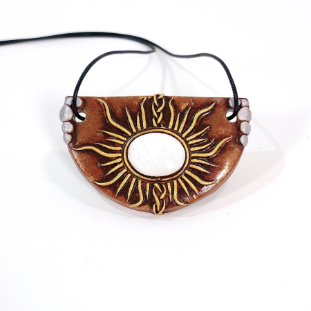 Pandantive Elvero - Pandantiv soare din scolecit și lut polimer – design artistic handmade cu simbol solar