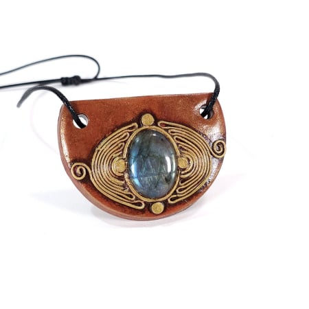 Pandantiv statement din labradorit și lut polimeric – design boho artistic handmade