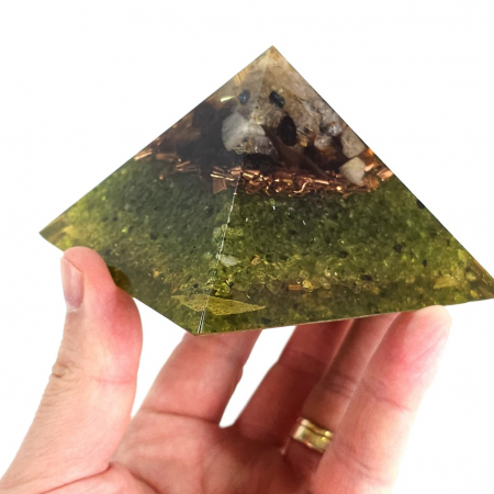 Piramida orgonica din pietre naturale pentru bunastare [5]