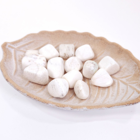 Pietre naturale rulate - șlefuite - Scolecit natural rulat 2-3 cm, piatră semiprețioasă albă cu aspect sidefat și formă neregulată șlefuită