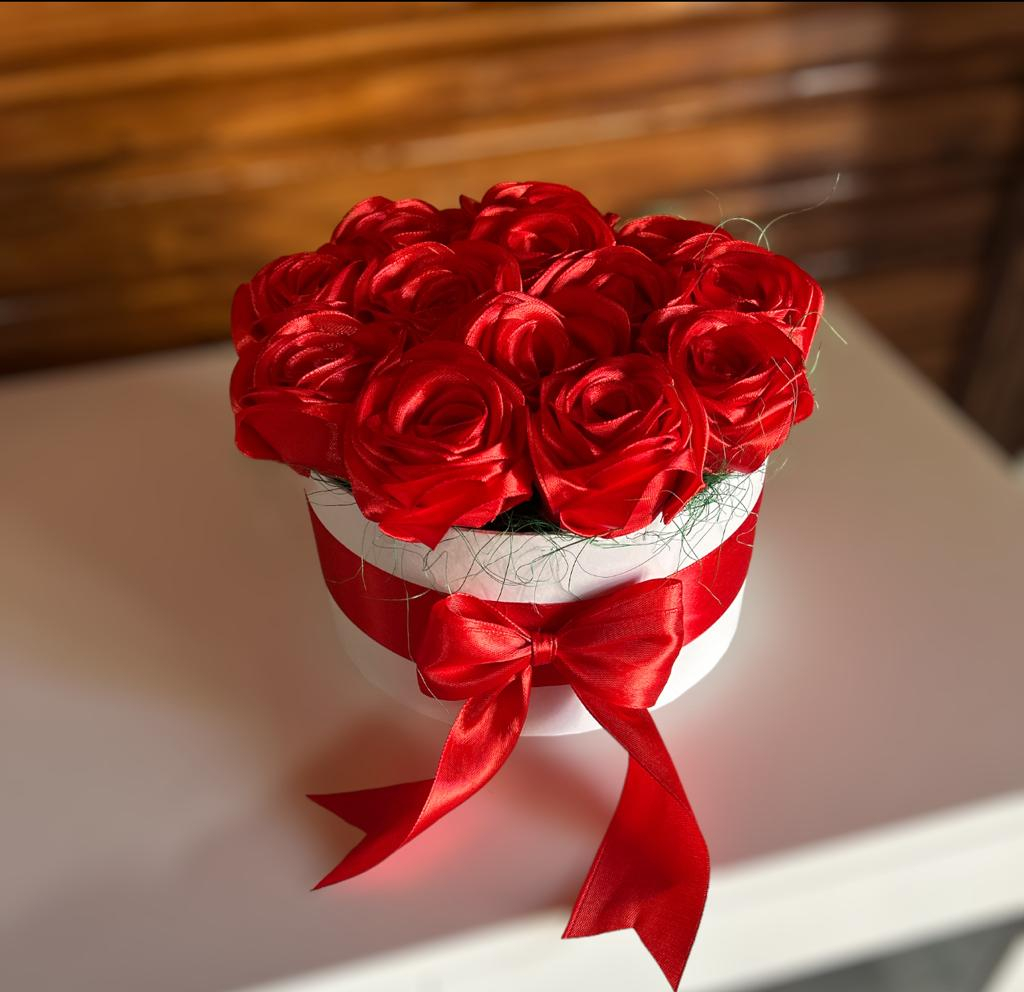 Aranjament din trandafiri de satin , 20x14 cm [1]