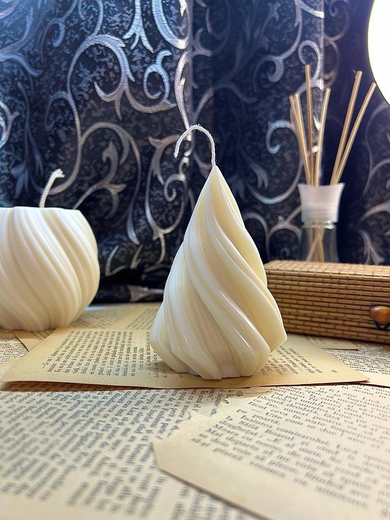 Lumanare decorativa din ceara de soia , fara parfum -   Bradut spirala  110 g [4]