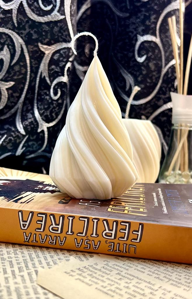 Lumanare decorativa din ceara de soia , fara parfum -   Bradut spirala  110 g [2]