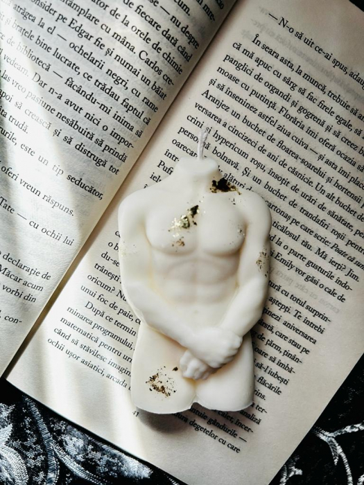 Lumanare decorativa din ceara de soia , silueta masculina , fara parfum [2]