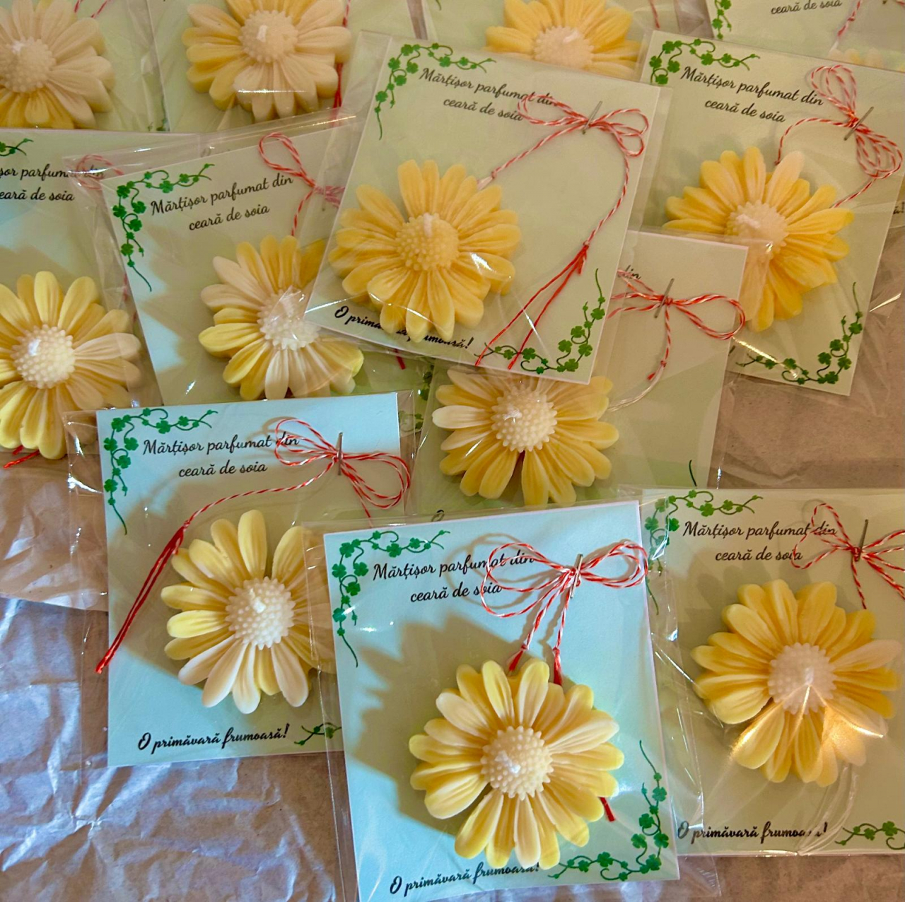 Martisor parfumat din ceara de soia , model margareta, parfum Mix floral [3]