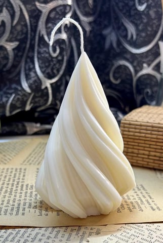 Lumanare decorativa din ceara de soia , fara parfum -   Bradut spirala  110 g
