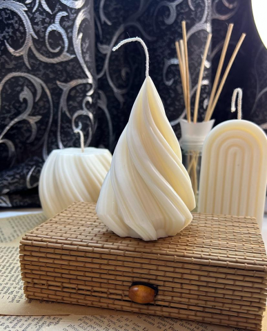 Lumanare decorativa din ceara de soia , fara parfum -   Bradut spirala  110 g [2]