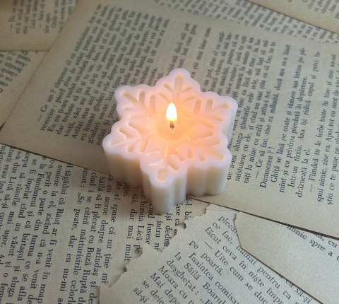 Colectie de Craciun - Lumanare decorativa din ceara de soia , fara parfum -  Fulg de nea 35g