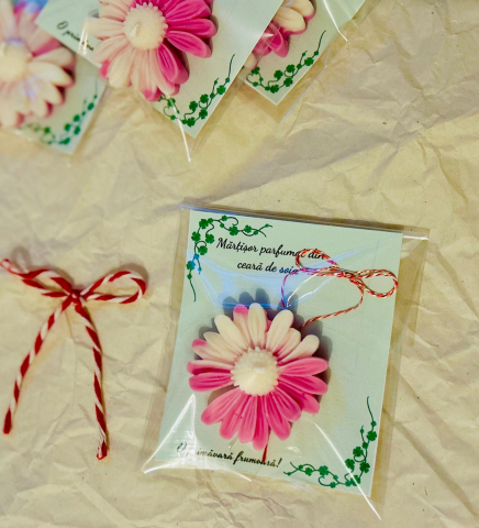 Martisor parfumat din ceara de soia , model margareta, parfum flori de primavara [1]
