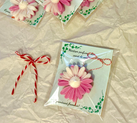 Martisor parfumat din ceara de soia , model margareta, parfum flori de primavara [2]