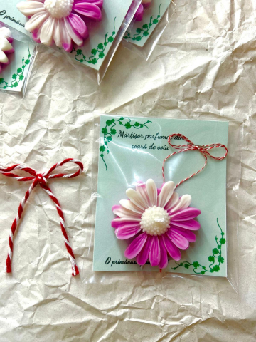 Lumanari decorative - Martisor parfumat din ceara de soia , model margareta, parfum flori de primavara