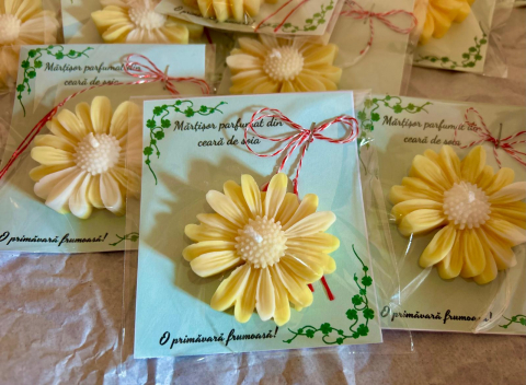 Martisor parfumat din ceara de soia , model margareta, parfum Mix floral [1]