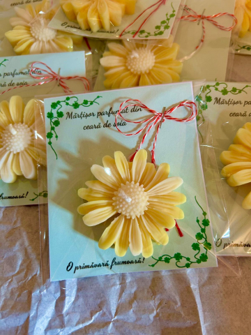 Lumanari decorative - Martisor parfumat din ceara de soia , model margareta, parfum Mix floral