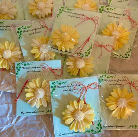 Martisor parfumat din ceara de soia , model margareta, parfum Mix floral [2]
