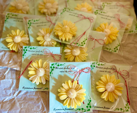 Martisor parfumat din ceara de soia , model margareta, parfum Mix floral [3]