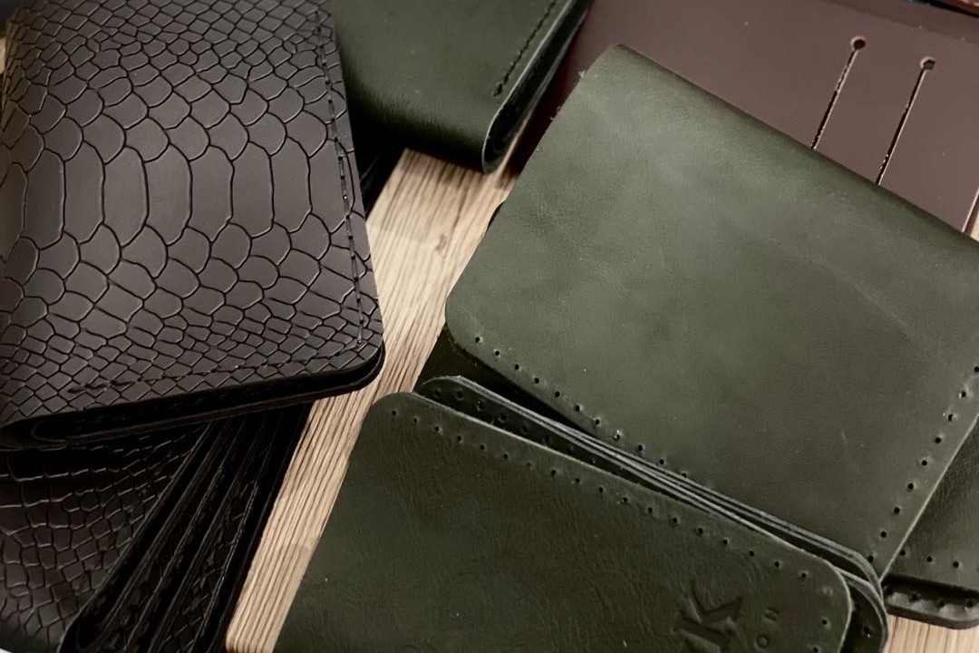 Cum să alegi un portofel slim de calitate pentru bărbați în 2025?