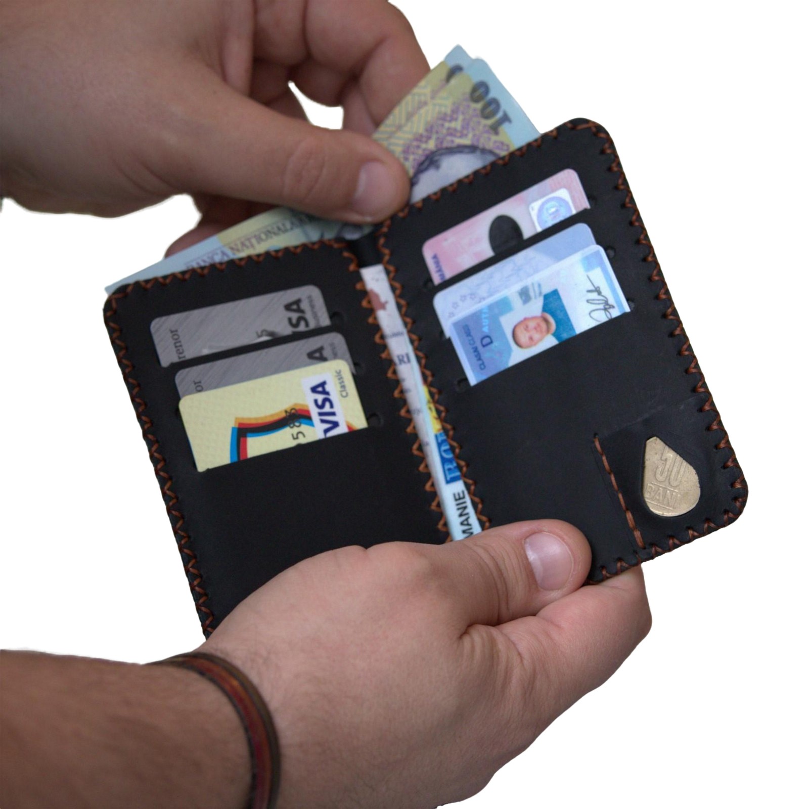 in doua maini este tinut portofelul jack L de la Elyk Creation deschis, iar la interior se vede compartimentarea 6 carduri, bancnote, vechiul CI, talonul auto