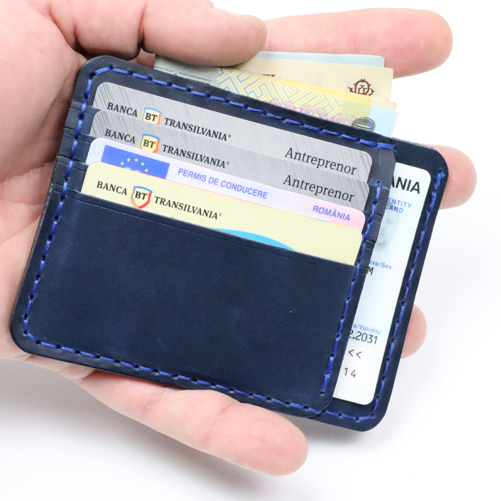 portcard albastru piele naturala tinut in mana minimalist