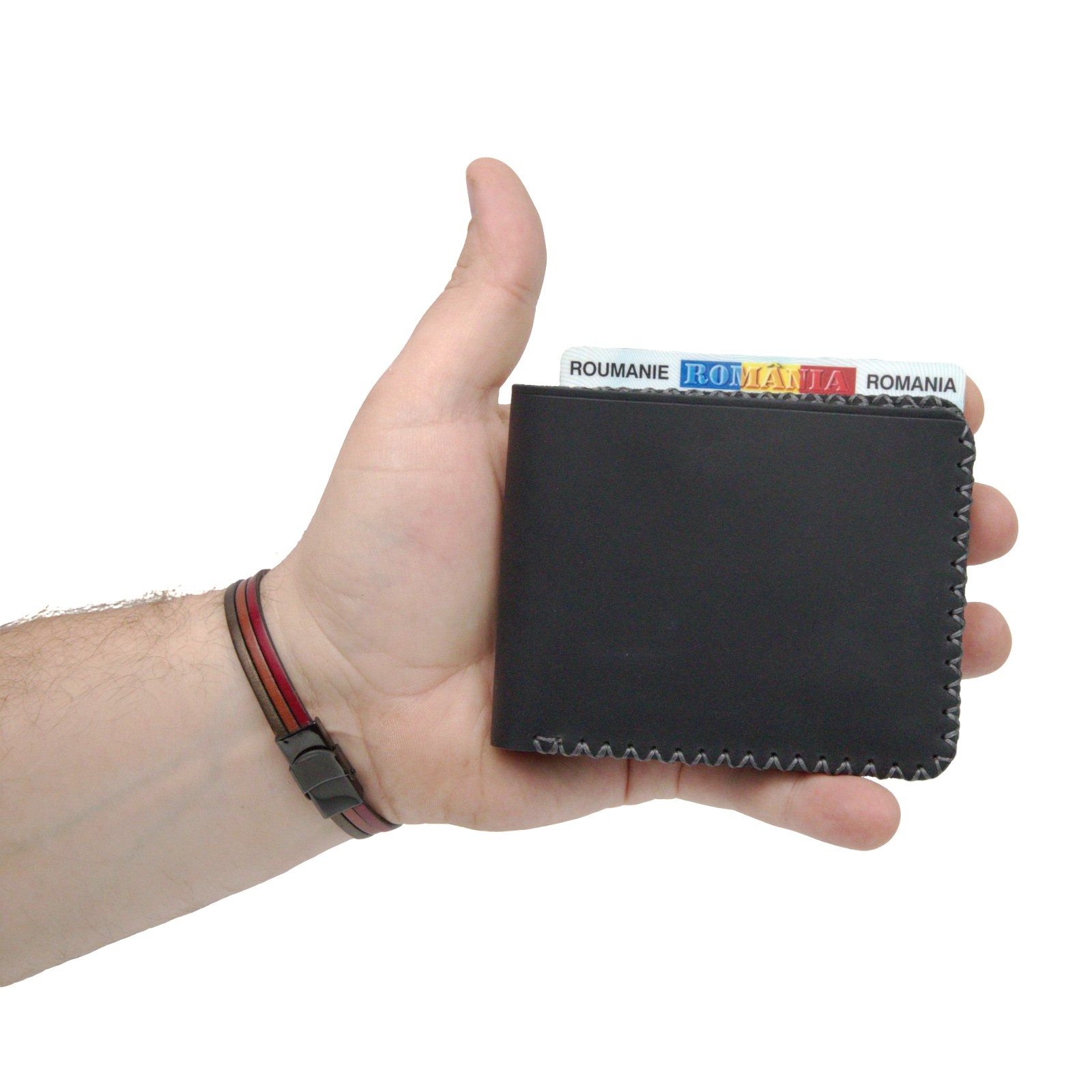 o mana de barbat care tine un portofel din piele naturala negru si in care se vede si cartea veche de identitate