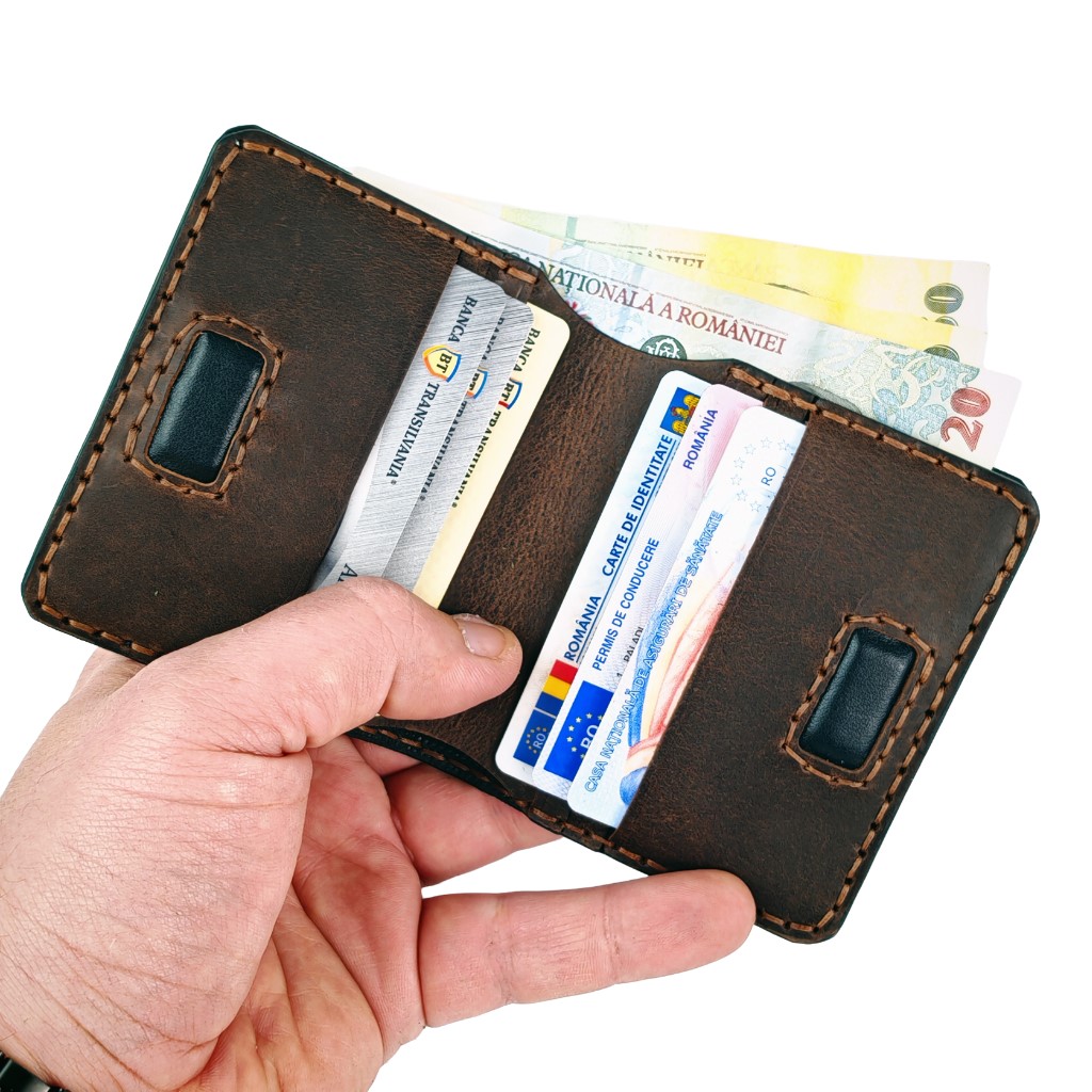 portofel piele naturala negru cu maro tinut ina mana cu carduri si cash in el