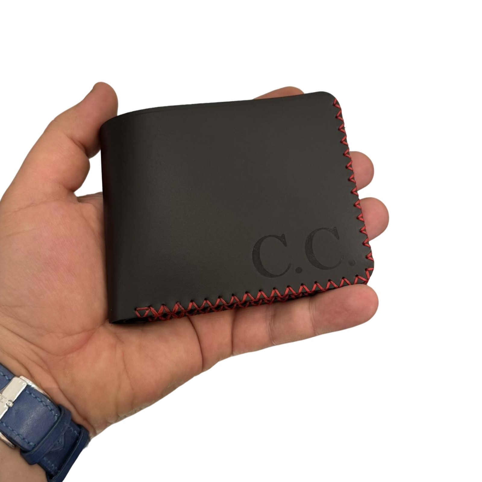 portofel clasic piele naturala gravat tinut intr-o mana