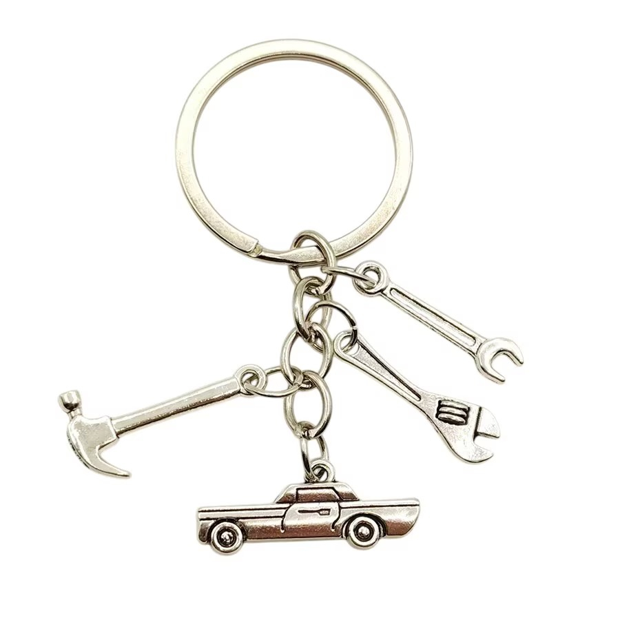 breloc-multifunctional-din-metal-cu-surubelnita-ciocan-si-cheie-cadou-elegant-pe [1]