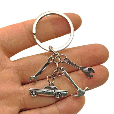 breloc-multifunctional-din-metal-cu-surubelnita-ciocan-si-cheie-cadou-elegant-pe [1]