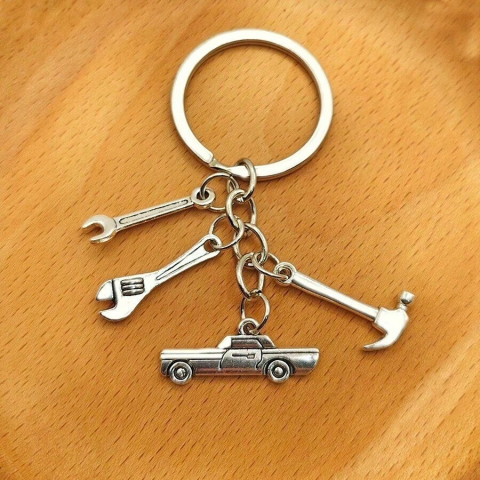 breloc-multifunctional-din-metal-cu-surubelnita-ciocan-si-cheie-cadou-elegant-pe [2]