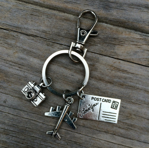 breloc-pentru-pasionatii-de-calatorii-si-fotografie-pandantiv-avion-camera-foto [1]