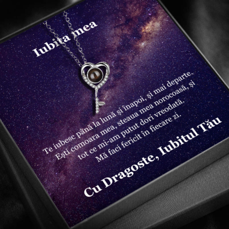 CADOU IUBITĂ - Set Cadou pentru Iubită – Colier cu Pandantiv Cheia Destinului din Argint 925 Placat cu Rodiu, Cutie Elegantă și Felicitare cu Mesaj