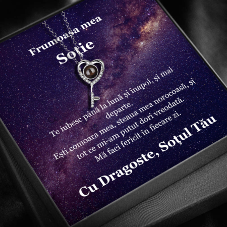 CADOU SOȚIE - Set Cadou pentru Soție – Colier din Argint 925 cu Pandantiv Cheia Destinului, placat cu rodiu, în Cutie Elegantă cu Mesaj Personalizat