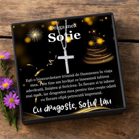 CADOU SOȚIE - Set Cadou pentru Soție – Colier din Argint 925 cu Pandantiv Cruce „Divine Cross”, placat cu rodiu, în Cutie Elegantă cu Mesaj Emoționant