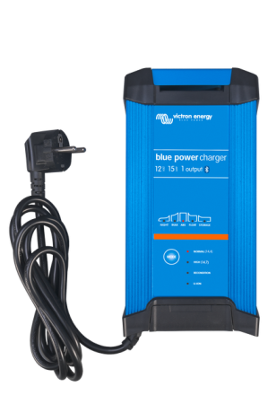 Invertoare Hibrid - Off Grid - Incarcator baterii Blue Smart IP22 12V 15A cu o iesire si stecher CEE 7 7
