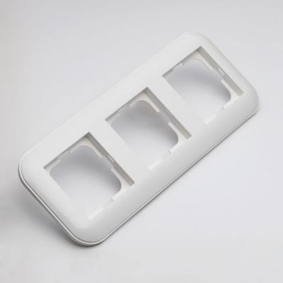 Aparataj - Rama ornamentala alba cu 3 posturi pentru aparataj electric incastrat din gama Loft