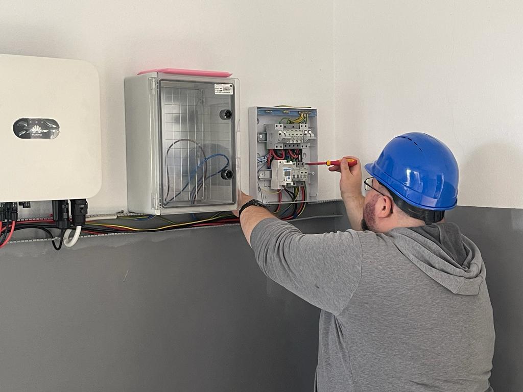 Instalare panouri solare de 6 kW cu invertor pentru casă