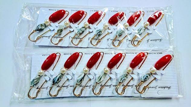 Brosa dama tip ac de siguranta cu 3 elemente decorative, rosu, 8 cm [2]