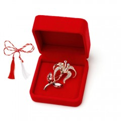 Martisor brosa crin cu strasuri in cutie de catifea [2]