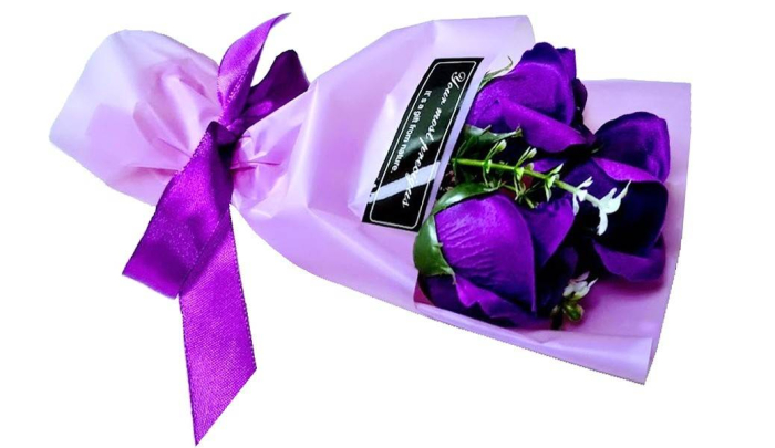 buchet 3 trandafiri de sapun ambalat in cutie cadou transparenta cu inimioare - Copie [3]